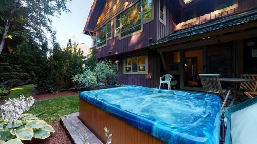 Spacious Chalet With Private Hot Tub By Harmony Whistler