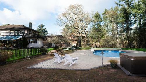 Deep Cove Estate With Pool