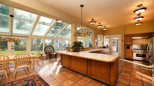 Deep Cove Estate With Pool