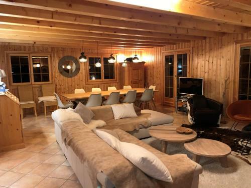 Narnia Ski In & Ski Out Chalet 14 Pers