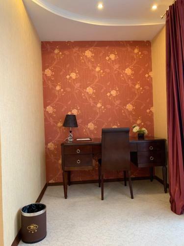 Tom Hotel