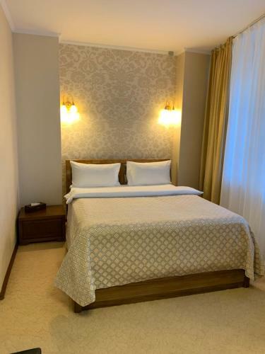 Tom Hotel