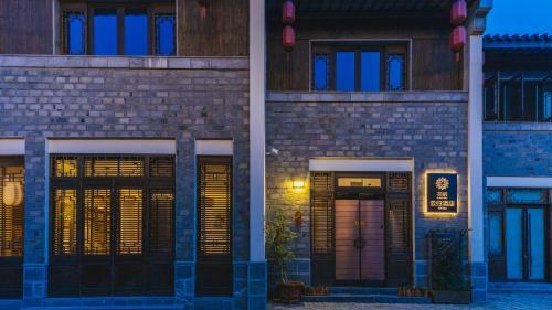 Floral Hotel Yungui Confucius Temple