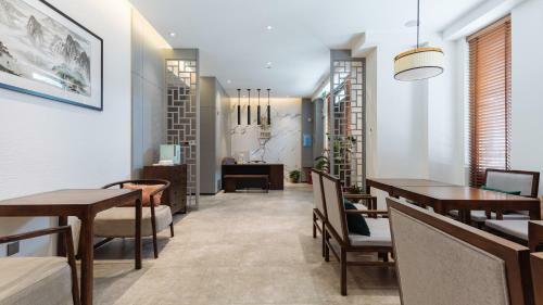 Floral Hotel Yungui Confucius Temple