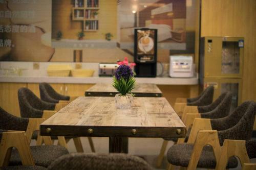Hotel 7days Premium Yizhou Train Staiton Branch