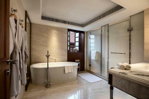 Hotel Capella Shanghai, Jian Ye Li