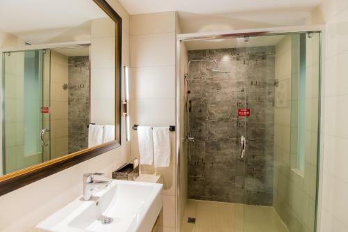 Hotel Yitel Shanghai Middle Ring Road Caobao Road
