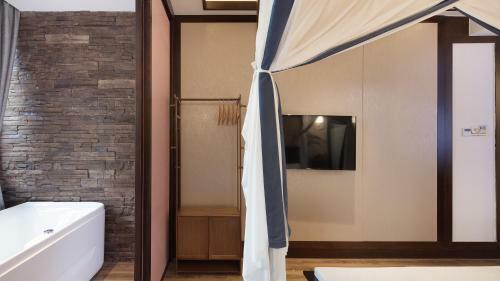 Floral Hotel Fengxue Yeguiren