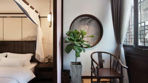 Floral Hotel Fengxue Yeguiren