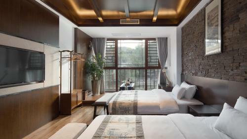 Floral Hotel Fengxue Yeguiren