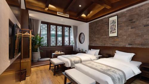 Floral Hotel Fengxue Yeguiren