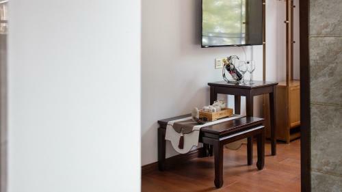 Floral Hotel Fengxue Yeguiren