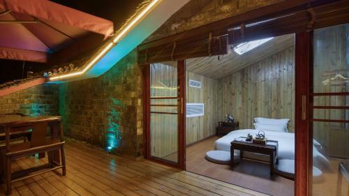 Floral Hotel Fengxue Yeguiren