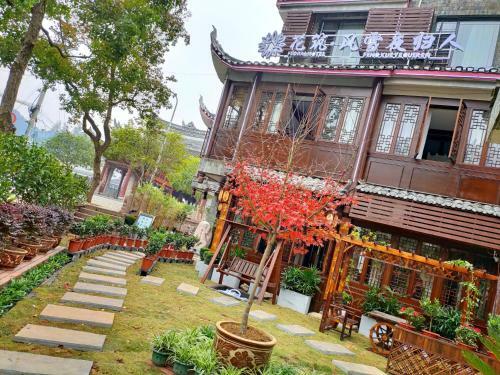 Floral Hotel Fengxue Yeguiren