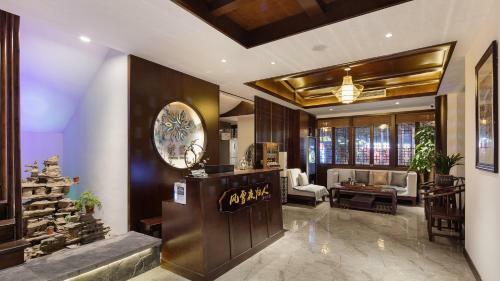 Floral Hotel Fengxue Yeguiren