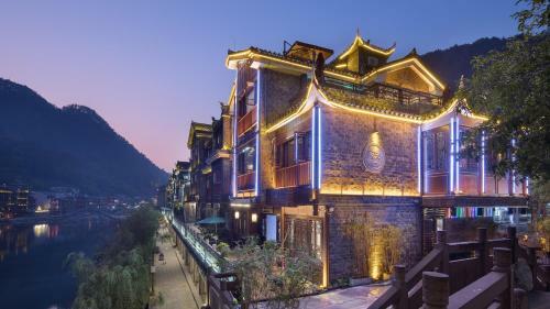 Floral Hotel Fengxue Yeguiren