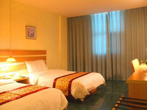 Shell Xinyu City Railway Station Plaza Hotel
