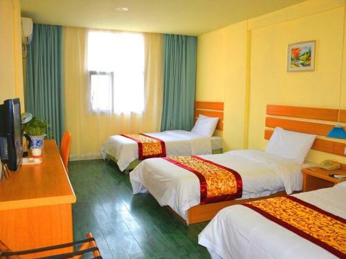 Shell Xinyu City Railway Station Plaza Hotel
