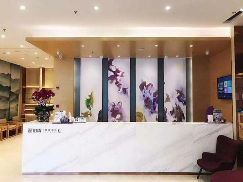 Lavande Hotel Zigong Tanmulin Lantern Park