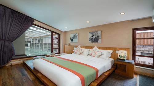 Floral Hotel � Silver Moon Dali
