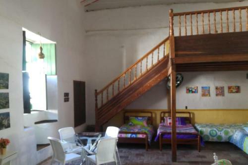 Casa Con Piscina Y 4 Cuartos