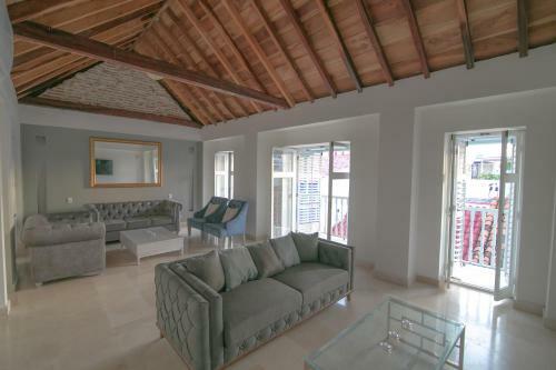 13 Bedroom Mansion In The Old City