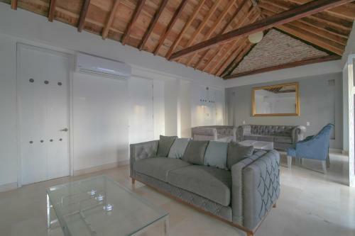 13 Bedroom Mansion In The Old City