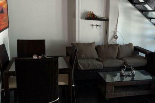 Spacious Home With Bedrooms And Across From Beach