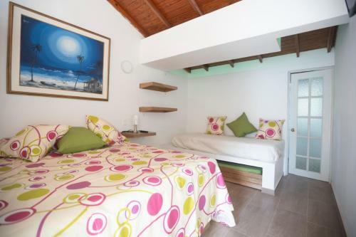 Hostal West House Rooms