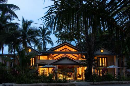 Posada Beachfront Family Room At Hona Beach Hotel