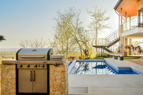 Luxury Villa Stunning Views, Pool & AC Full Service - Sleeps 10