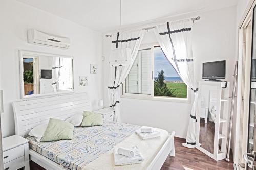 Ayia Thekla Villa Sleeps 7 With Pool And Air Con