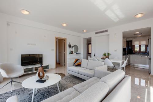 Kouklia Town House Sleeps 4 With Pool And Air Con