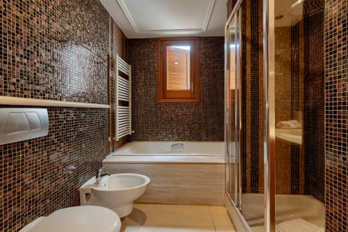 Villa In Kouklia Sleeps 10 Includes Swimming Pool Air Con And Wifi 1 2