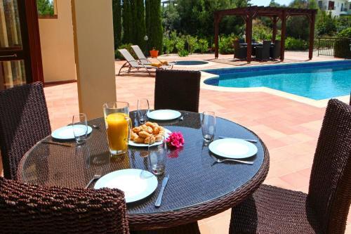 Villa In Kouklia Sleeps 6 Includes Swimming Pool And Air Con 3