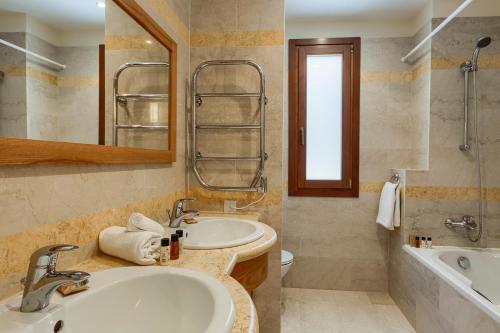 Villa In Kouklia Sleeps 6 Includes Swimming Pool And Air Con 5