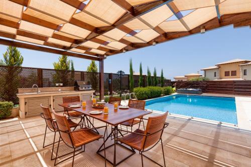 Villa In Kouklia Sleeps 4 Includes Swimming Pool And Air Con 2