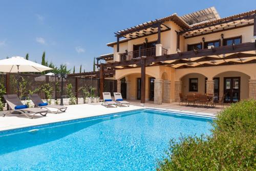 Villa In Kouklia Sleeps 4 Includes Swimming Pool And Air Con 2