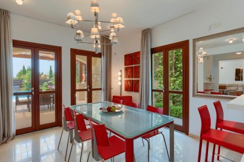 Villa In Kouklia Sleeps 6 Includes Swimming Pool And Air Con 0