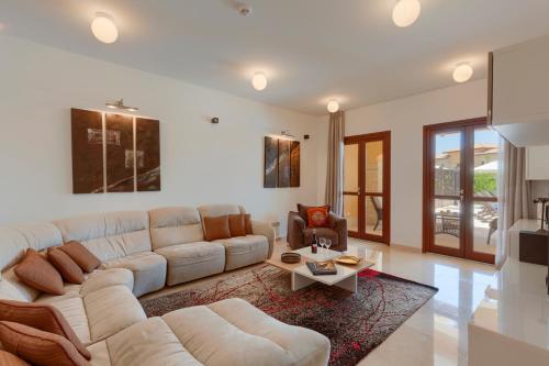 Villa In Kouklia Sleeps 6 Includes Swimming Pool And Air Con 0