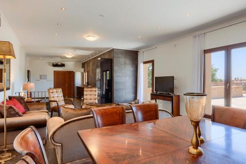 Villa In Kouklia Sleeps 10 Includes Swimming Pool And Air Con 3