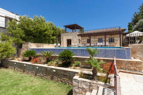 Villa In Kouklia Sleeps 10 Includes Swimming Pool And Air Con 3