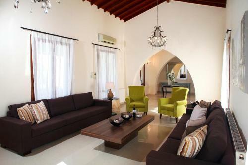 Villa In Kouklia Sleeps 10 Includes Swimming Pool And Air Con 8
