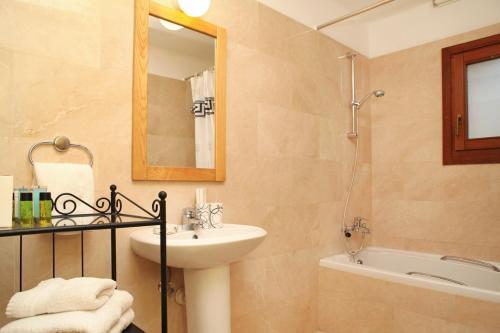 Villa In Kouklia Sleeps 10 Includes Swimming Pool And Air Con 8