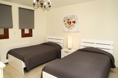 Villa In Kouklia Sleeps 10 Includes Swimming Pool And Air Con 8