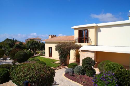 Villa In Kouklia Sleeps 10 Includes Swimming Pool And Air Con 8
