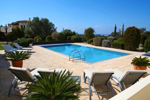 Villa In Kouklia Sleeps 10 Includes Swimming Pool And Air Con 8