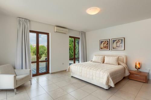 Villa In Kouklia Sleeps 6 Includes Swimming Pool And Air Con 3 8