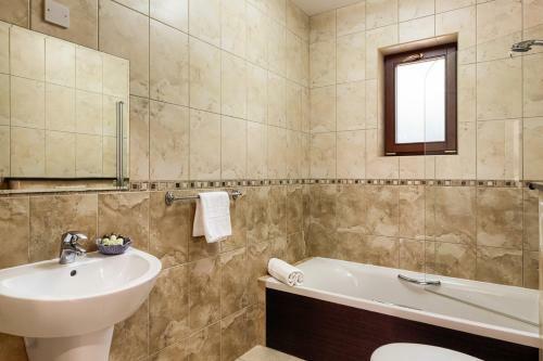 Villa In Kouklia Sleeps 6 Includes Swimming Pool And Air Con 3 8