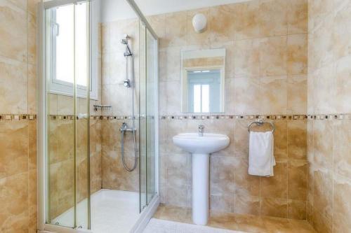 Latchi Villa Sleeps 6 With Pool Air Con And Wifi